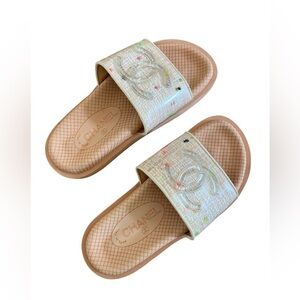 CHANEL Beige Tweed CC Logo Slide Sandals with Multicolor Speckles